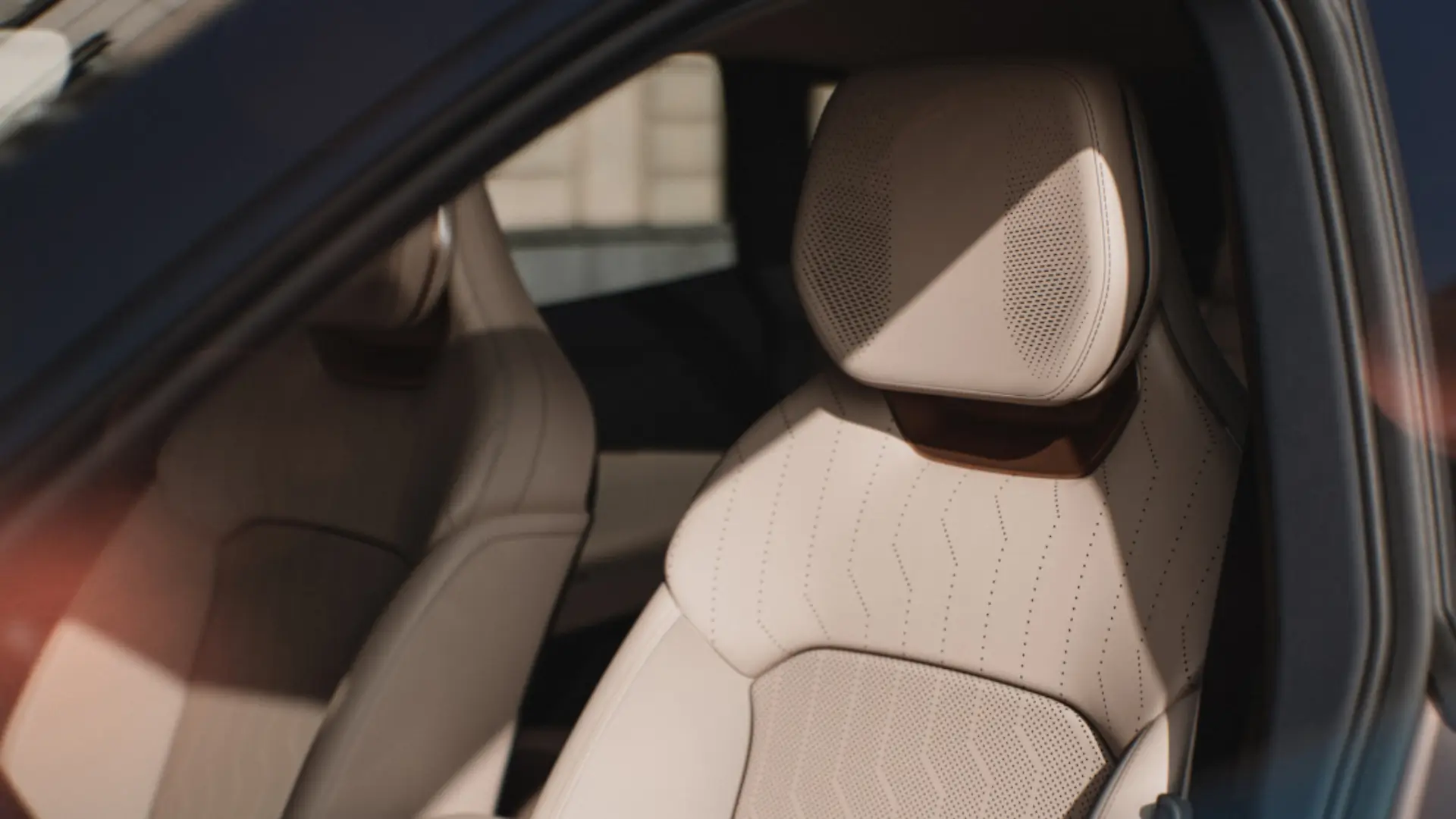 lynkco model_08 spacious_seats all 1920w \(1\)